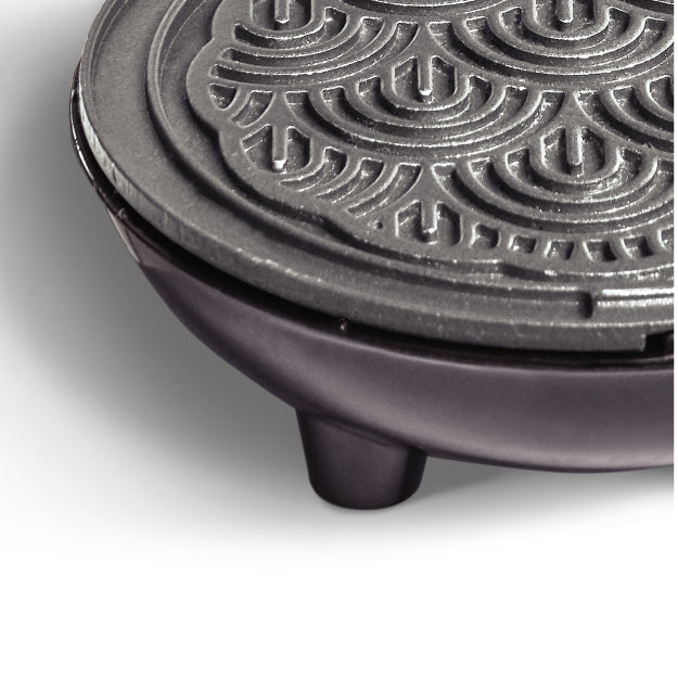 Close-up of Dash Mini Pizzelle Maker’s nonstick patterned cooking plates.