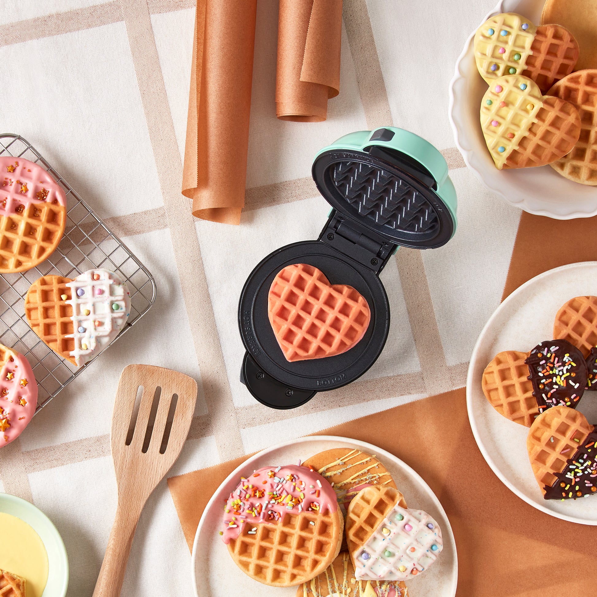 DASH MULTI-PLATE MINI WAFFLE MAKER WITH 7 INTERCHANGEABLE PLATES