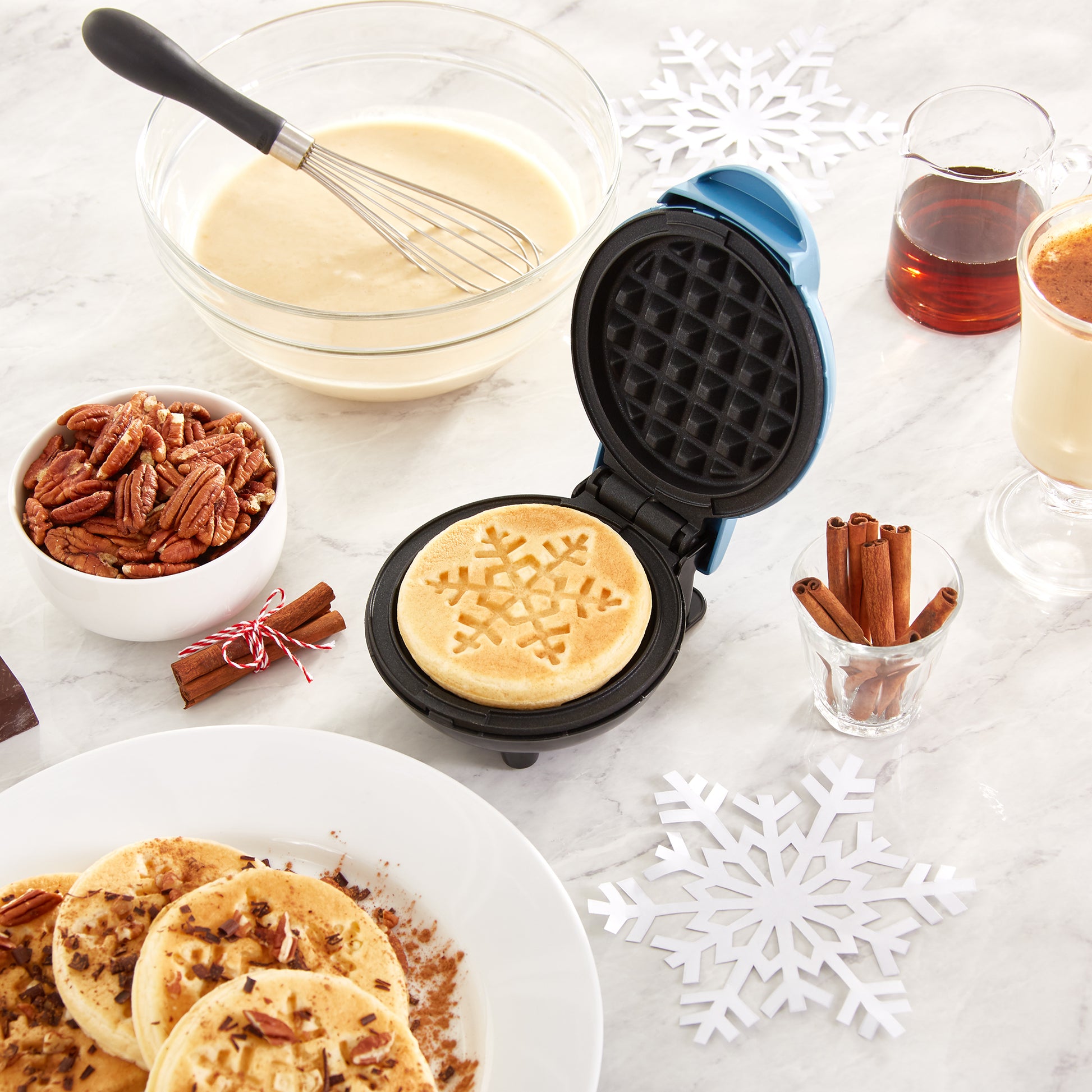 Dash Mini Waffle Maker (2 Pack) for Individual Waffles Hash Browns, Keto  Chaffles with Easy to Clean, Non-Stick Surfaces, 4 Inch, Holiday (Snowflake  +